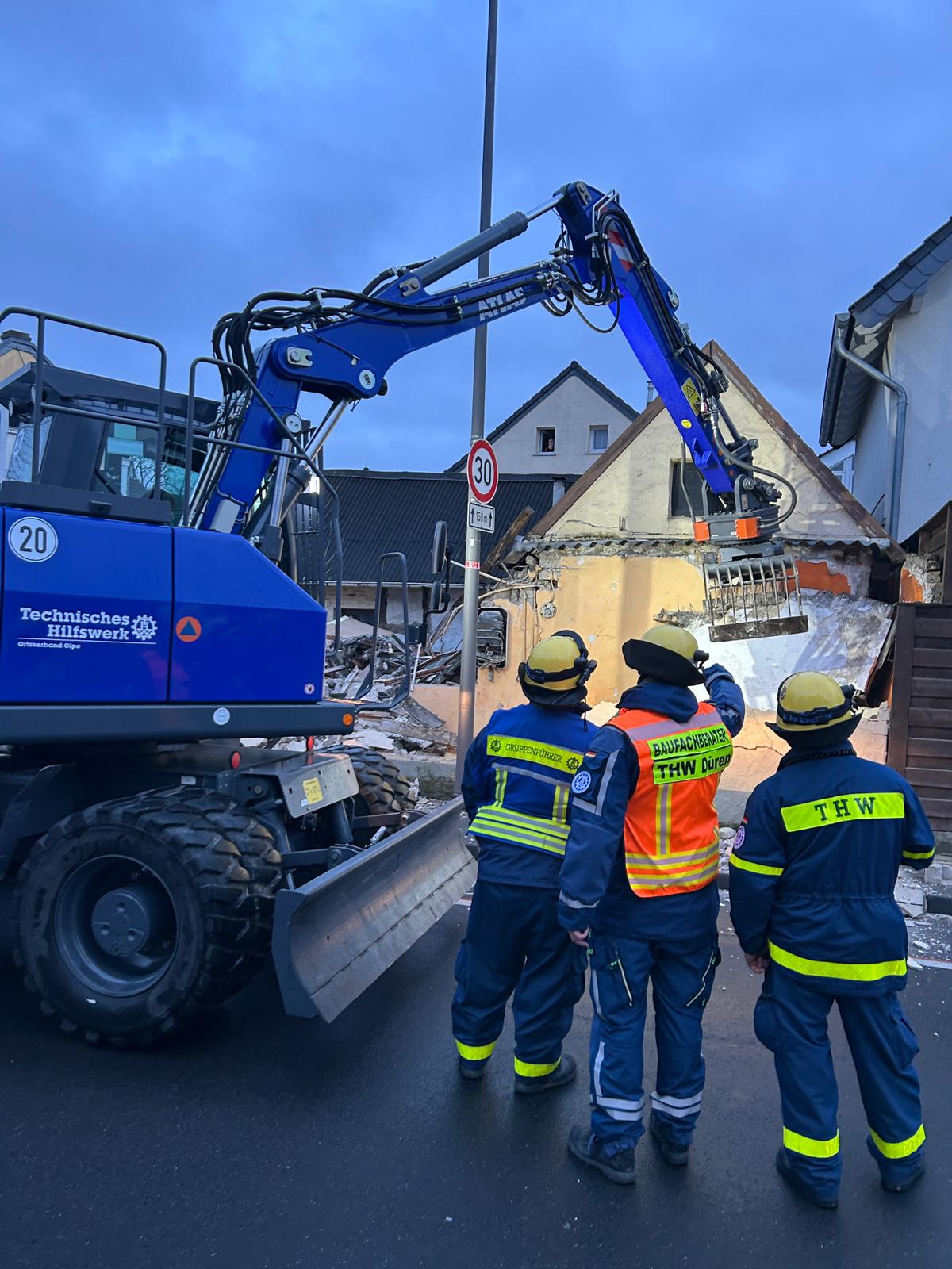 Baufachberater des THW Düren ordnet kontrollierten Abriss in Troisdorf-Sieglar an!